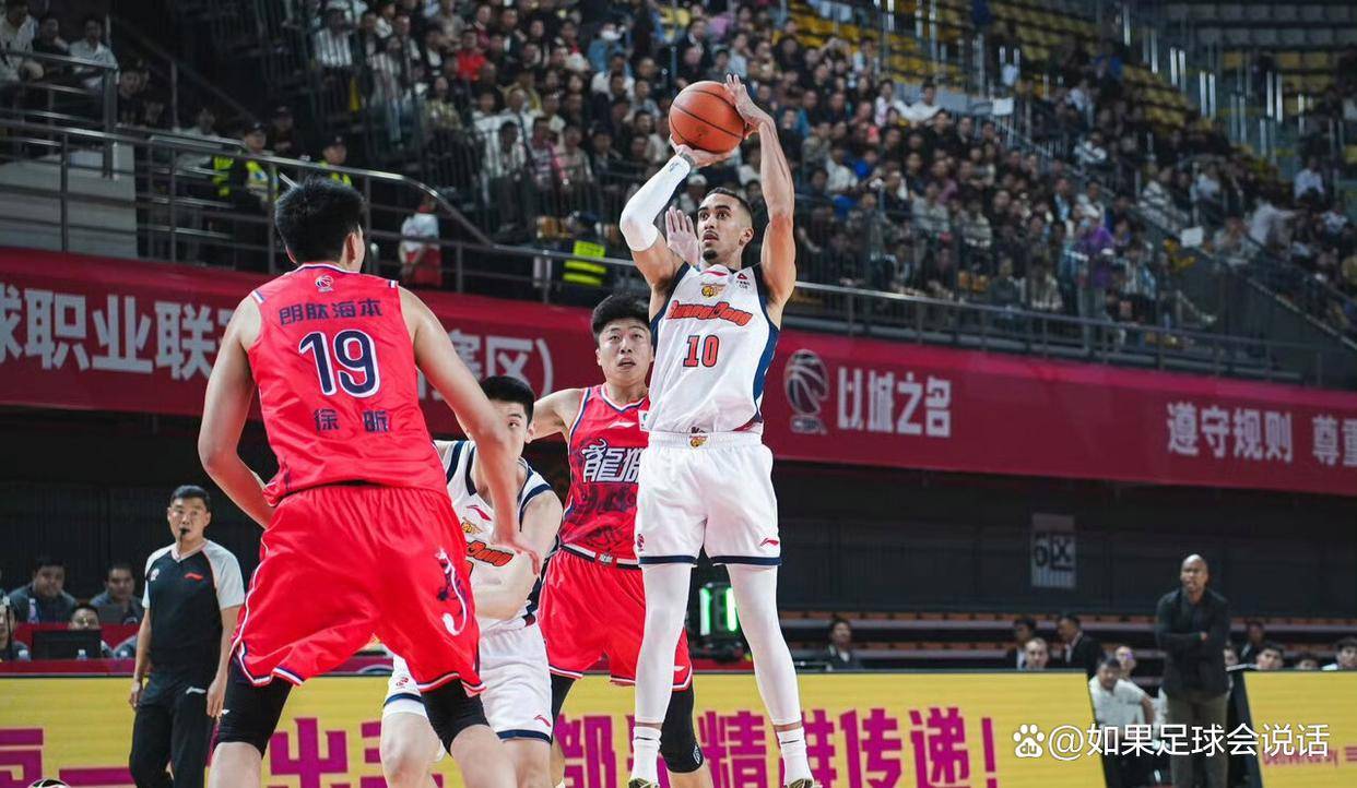 包含CBA季后赛赛程吃紧，本菲卡集结日远射贴柱，引发热议，轮换策略成焦点的词条